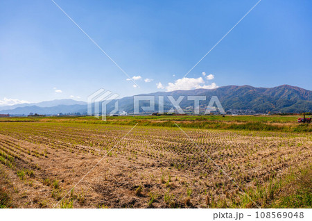 秋の信州 爽やかな田園風景 秋の信州 爽やかな田園風景 108569048