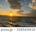 海に沈む夕日 108569410