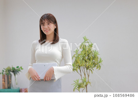 タブレットを両手で抱えるクリエイター女性3 タブレットを両手で抱えるクリエイター女性3 108569486