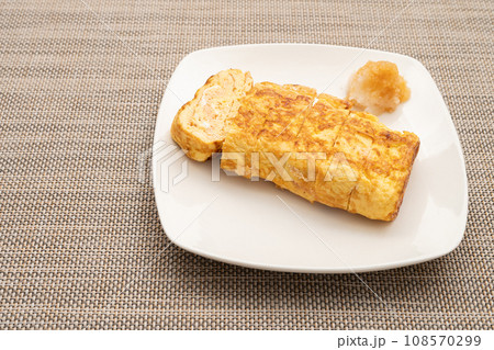 手作りの明太子入り玉子焼き 108570299