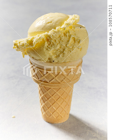 vanilla ice cream 108570711