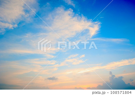 朝日に染まる雲 108571804