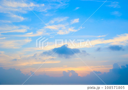 朝日に染まる雲 108571805