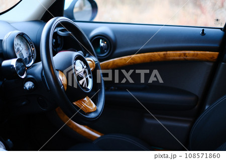 輸入車の運転席周り 輸入車の運転席周り 108571860