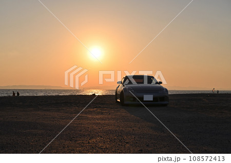 夕陽とスポーツカー 夕陽とスポーツカー 108572413