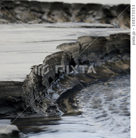 釜磯海岸湧き水に削られる砂模様 釜磯海岸湧き水に削られる砂模様 108573553