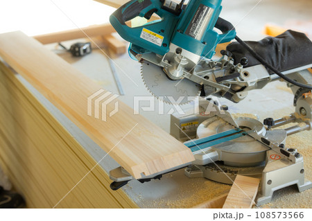 木材カットの電動工具を使う大工 木材カットの電動工具を使う大工 108573566