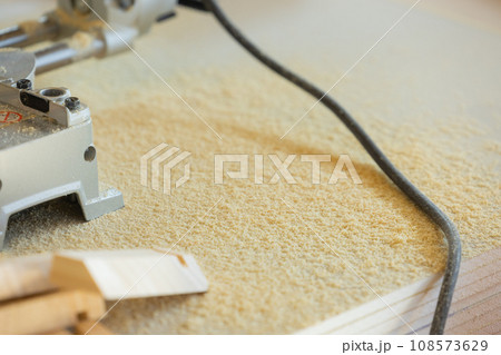 木材を使って大工をする男性 108573629