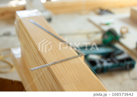 木材を使って大工をする男性 108573642