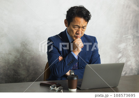 パソコンを使うビジネスマン ミドル男性 パソコンを使うビジネスマン ミドル男性 108573695