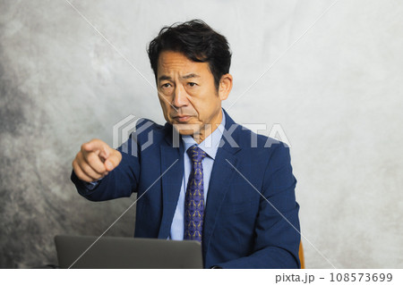 パソコンを使うビジネスマン ミドル男性 パソコンを使うビジネスマン ミドル男性 108573699