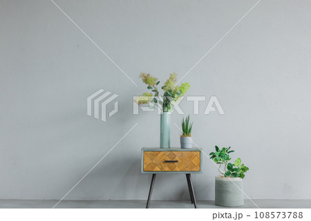 グレーの壁の前に置かれた植木鉢 108573788