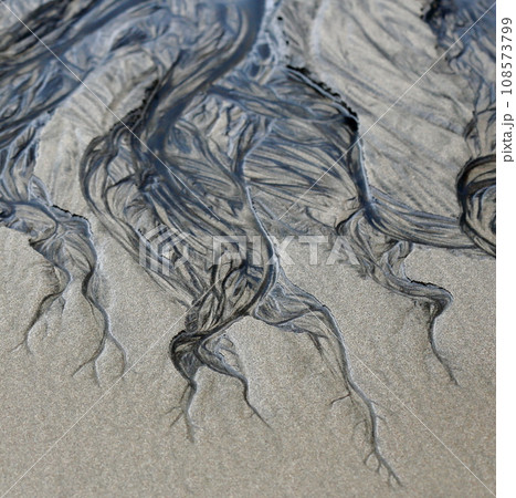 湧き水の不思議な砂模様クローズアップ 108573799