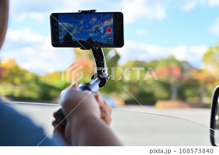 車内からスマホで撮影する女性　ライブ配信　紅葉 108573840