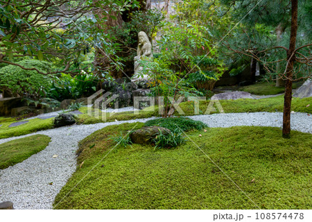 鎌倉報国寺の苔の生えた庭 108574478
