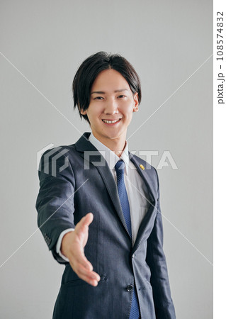 白バックを背景に手を差し伸べる男性弁護士 108574832