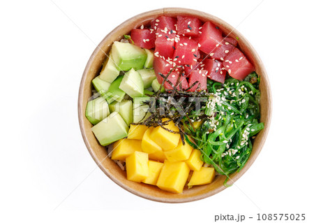 Poke with tuna with tuna, mango, avocado, chuka seaweed, poke rice, aiolina sauce, white background 1 108575025