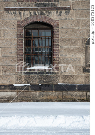 ブロック倉庫の外壁の窓 ブロック倉庫の外壁の窓 108575125