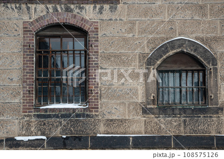ブロック倉庫の外壁の窓 108575126