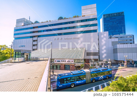 日本の横浜都市景観 横浜駅東口（中央）や発車したベイサイドブルー（回送車）などを望む 108575444