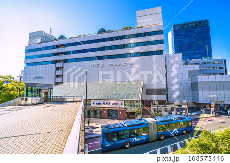 日本の横浜都市景観 横浜駅東口（中央）や発車したベイサイドブルー（回送車）などを望む 108575446