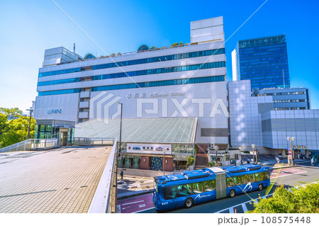 日本の横浜都市景観 横浜駅東口（中央）や発車したベイサイドブルー（回送車）などを望む 108575448