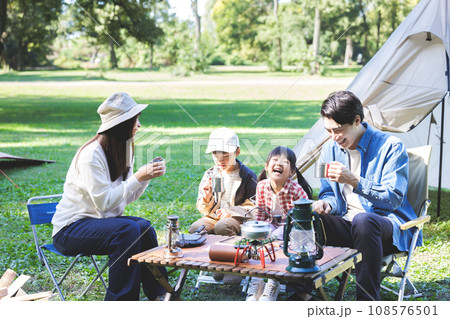 家族でキャンプをする家族・ファミリーキャンプ 108576501