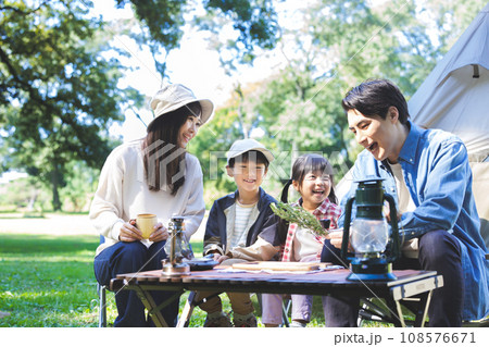 家族でキャンプをする家族・ファミリーキャンプ 108576671