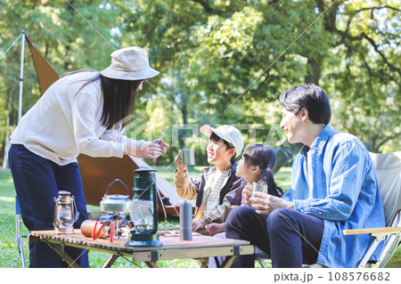 家族でキャンプをする家族・ファミリーキャンプ 家族でキャンプをする家族・ファミリーキャンプ 108576682