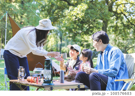 家族でキャンプをする家族・ファミリーキャンプ 108576683
