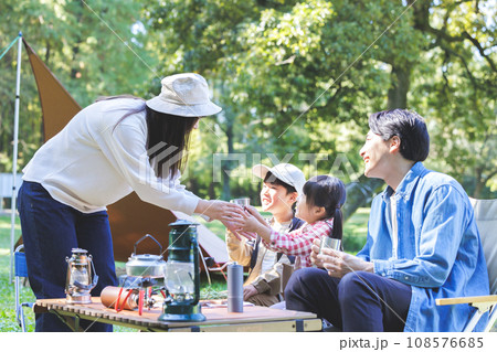 家族でキャンプをする家族・ファミリーキャンプ 家族でキャンプをする家族・ファミリーキャンプ 108576685