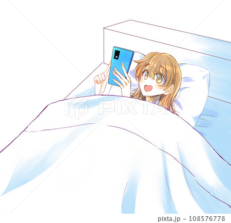 ベッドの中でスマホを見てにやける女性 108576778