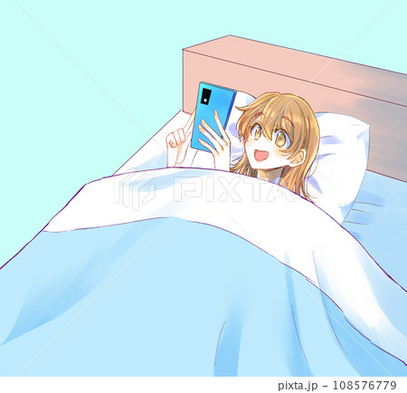 ベッドの中でスマホを見てにやける女性 108576779