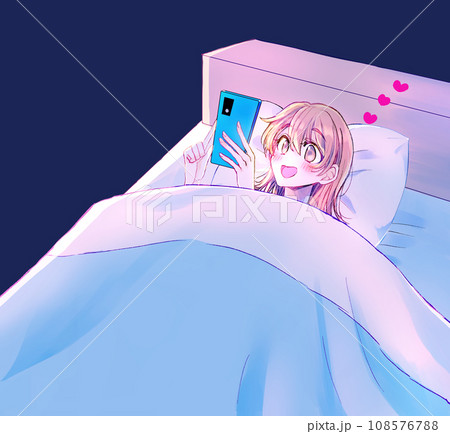 ベッドの中でスマホを見てにやける女性　恋 108576788