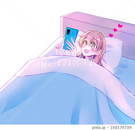 ベッドの中でスマホを見てにやける女性　恋 108576789