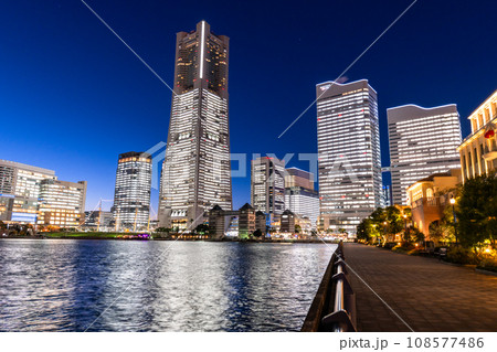 《神奈川県》横浜みなとみらい・オフィス全館ライトアップ夜景 108577486