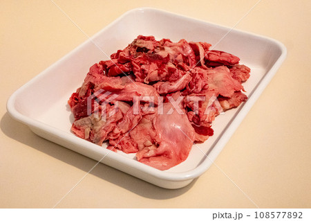 琺瑯のバットに入れられた生の牛すじ 108577892