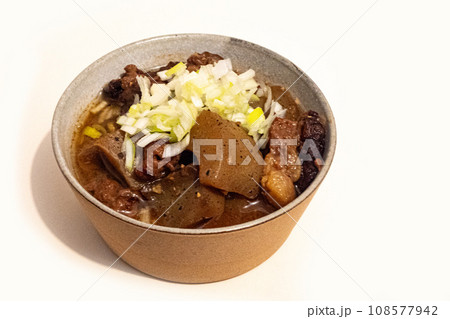 小鉢にに盛られた牛筋の煮込み 小鉢にに盛られた牛筋の煮込み 108577942