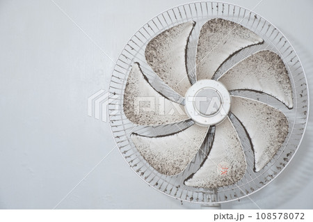 汚い扇風機の掃除 汚い扇風機の掃除 108578072