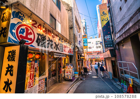 日本の横浜都市景観 11月。横浜駅前の「横浜駅西口　ゴールデン街」（横浜駅西口五番街商店会）を望む 108578288