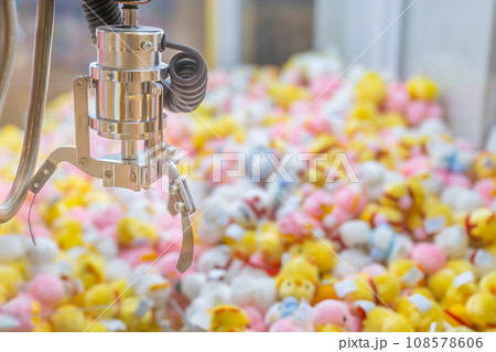 クレーンゲームイメージ UFOキャッチャー クレーンゲームイメージ UFOキャッチャー 108578606