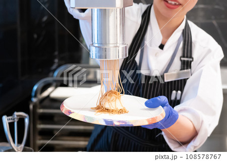 生搾りモンブランとパティシエ 生搾りモンブランとパティシエ 108578767