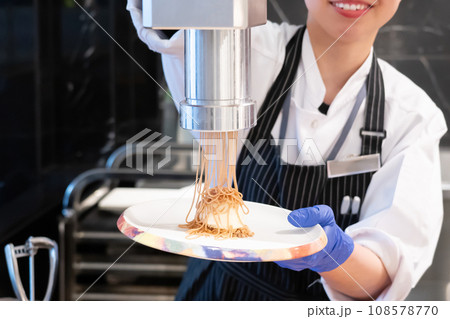 生搾りモンブランとパティシエ 生搾りモンブランとパティシエ 108578770