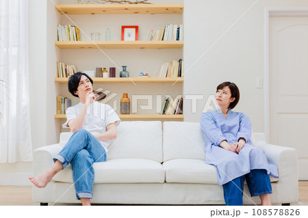 悩むカップル 悩むカップル 108578826