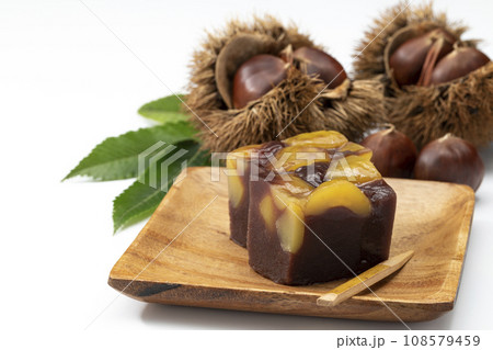 木皿に乗せた栗ようかん 108579459