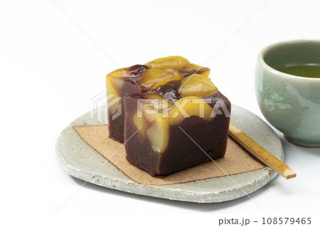 お皿に乗せた栗ようかん お皿に乗せた栗ようかん 108579465