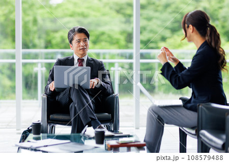 ミーティングをするビジネスパーソン ミーティングをするビジネスパーソン 108579488