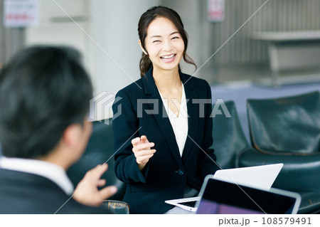 ミーティングをするビジネスパーソン 108579491