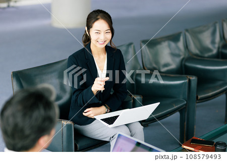 ミーティングをするビジネスパーソン ミーティングをするビジネスパーソン 108579493