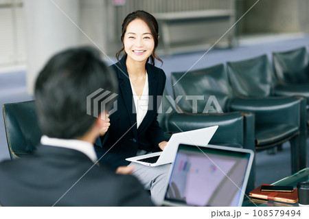 ミーティングをするビジネスパーソン ミーティングをするビジネスパーソン 108579494
